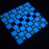 Photo Dames phosphorescentes blanc-bleu sur plateau bleu dans le noir