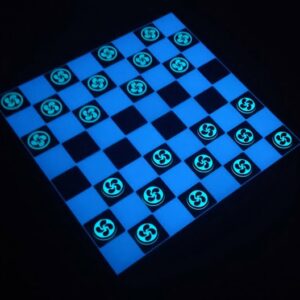 Photo Dames phosphorescentes blanc-bleu sur plateau bleu dans le noir