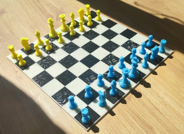 jeu d'échec phosphorescente jaune et bleu en plein jour