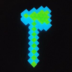 hache phosphorescente dans le noir