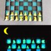 Echiquier mural phosphorescent bleu, pièces jaunes et blanc vert