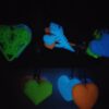 Présentoir 5 porte-clefs cœurs 6 couleurs phosphorescents dans le noir