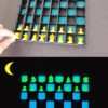 échiquier mural phosphorescent bleu, pièces jaunes et vertes